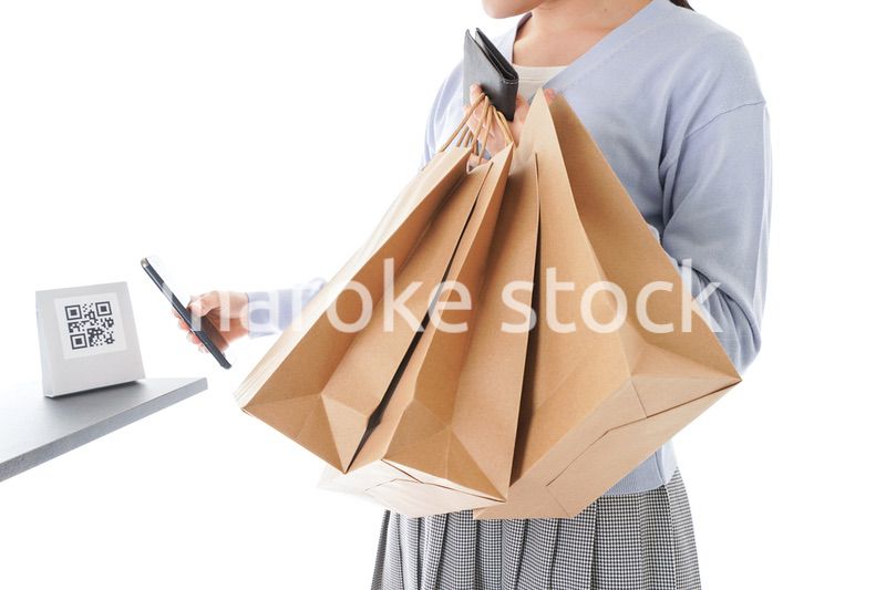 QRコード決済をする若い女性