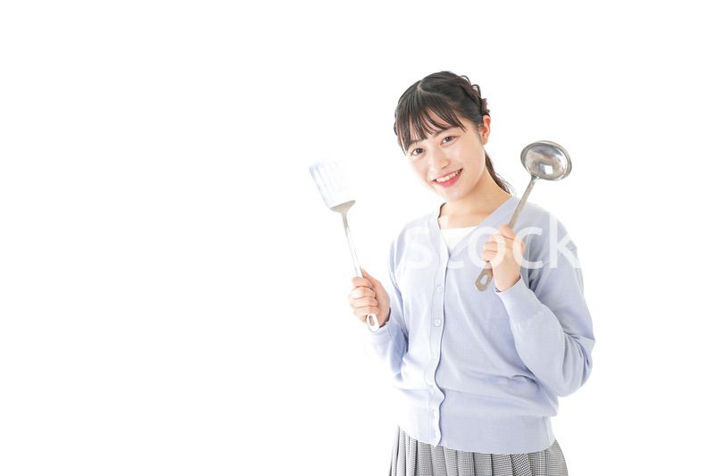 調理をする若い女性