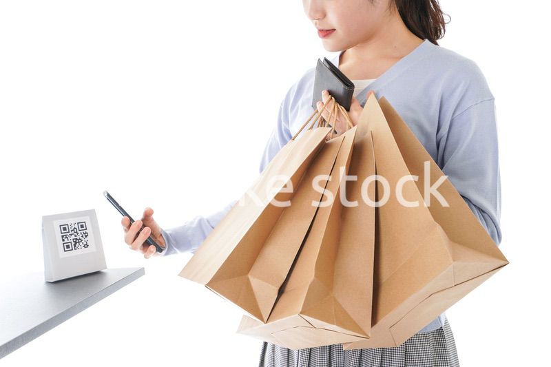 QRコード決済をする若い女性