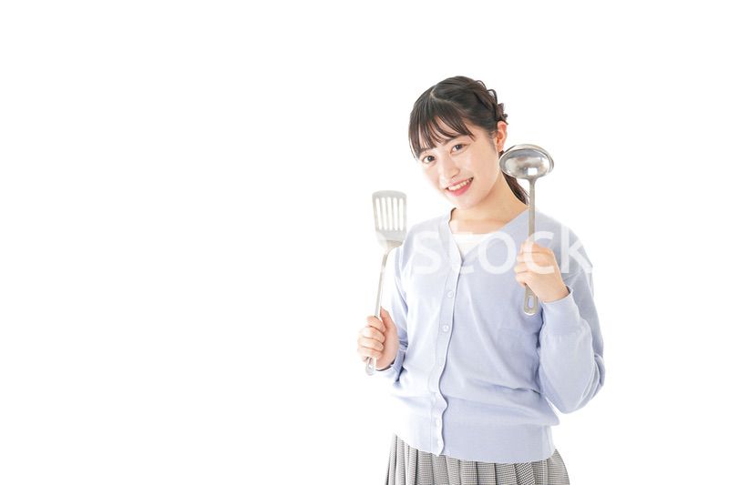 調理をする若い女性