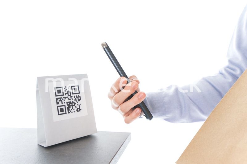 QRコード決済をする若い女性