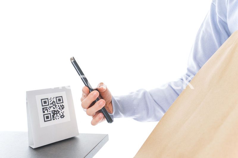 QRコード決済をする若い女性