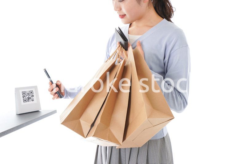 QRコード決済をする若い女性