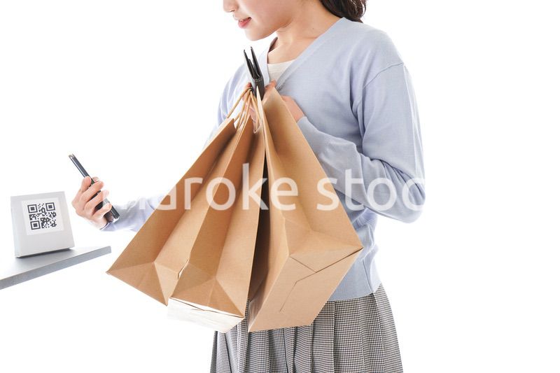 QRコード決済をする若い女性