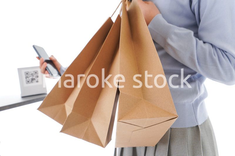 QRコード決済をする若い女性