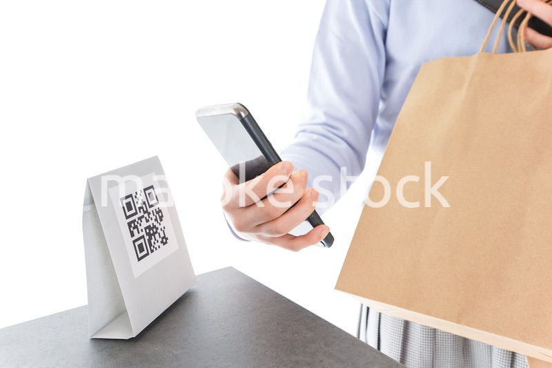 QRコード決済をする若い女性