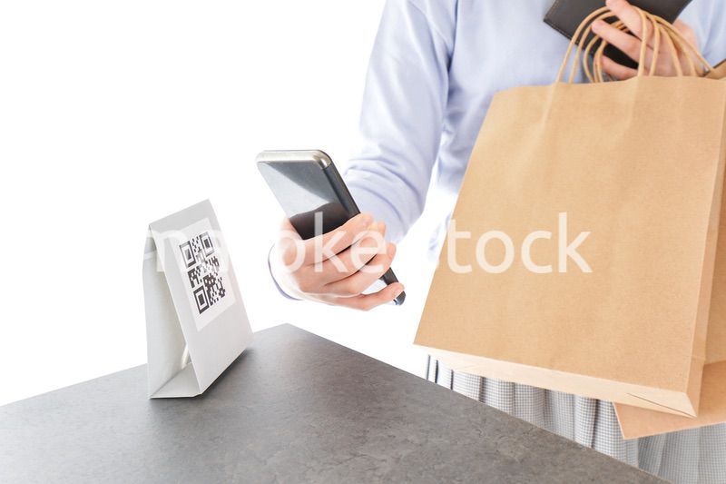 QRコード決済をする若い女性