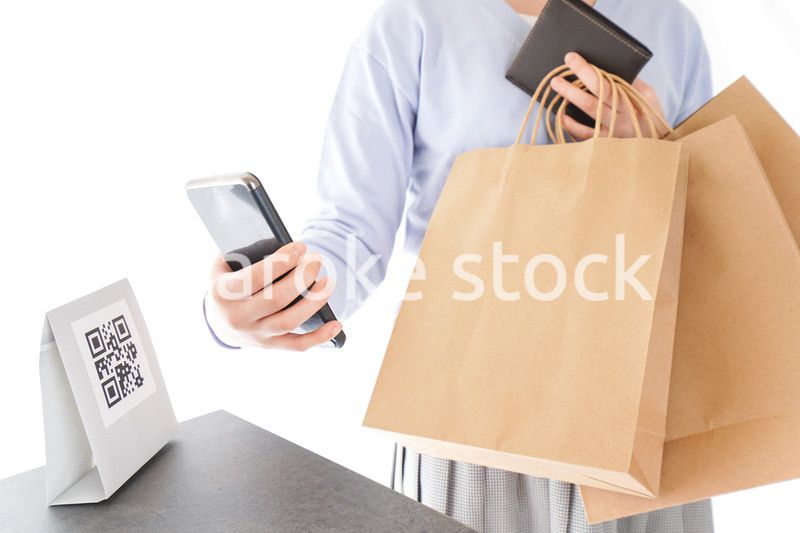 QRコード決済をする若い女性
