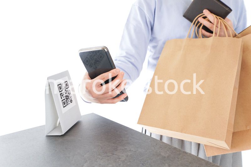 QRコード決済をする若い女性