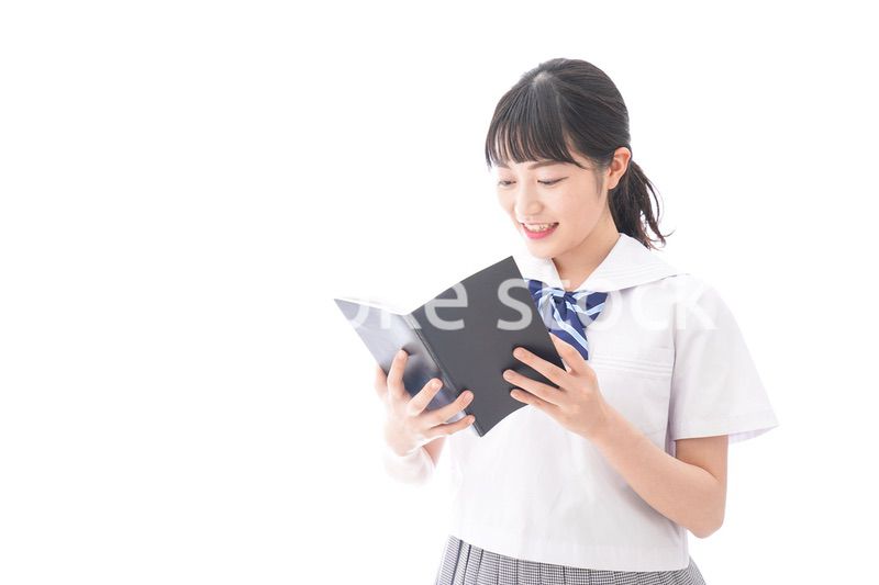 英単語の勉強をする学生