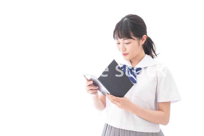 英単語の勉強をする学生