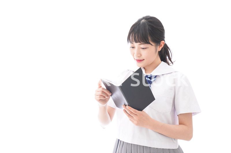 英単語の勉強をする学生