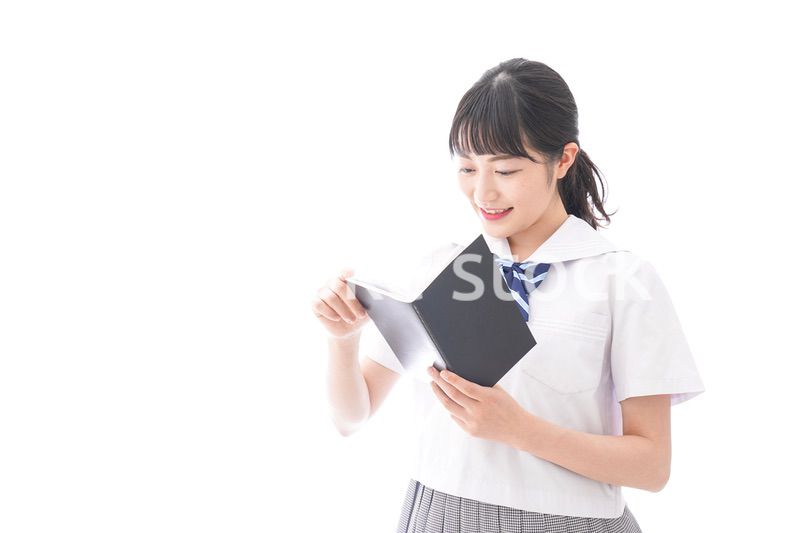 英単語の勉強をする学生