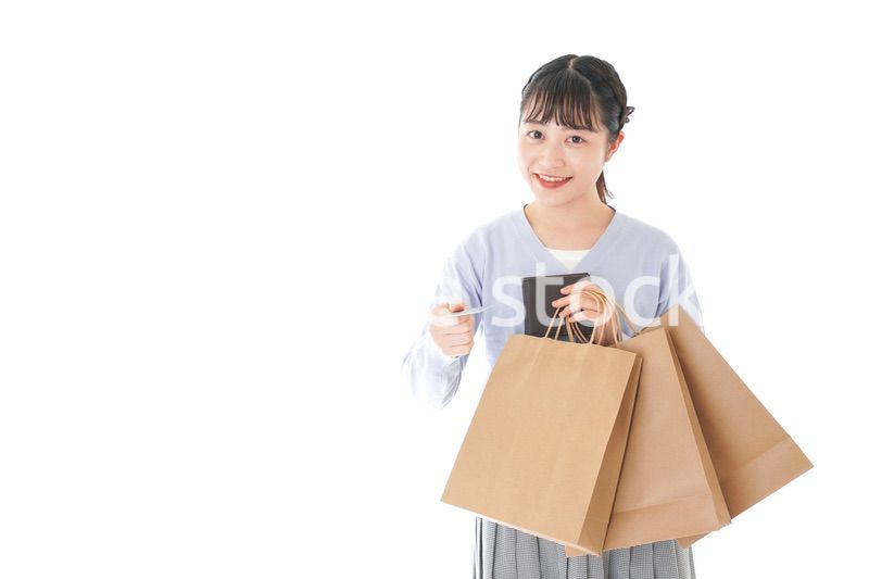 ショッピングを楽しむ若い女性