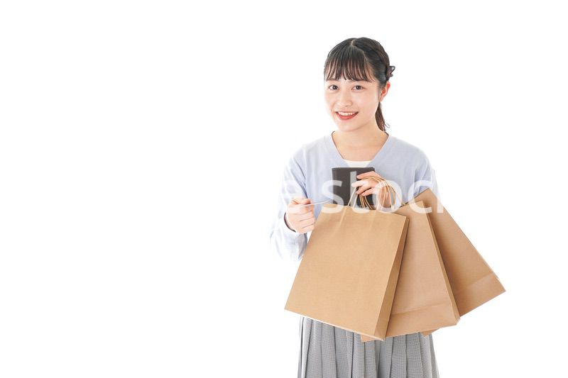 QRコード決済をする若い女性