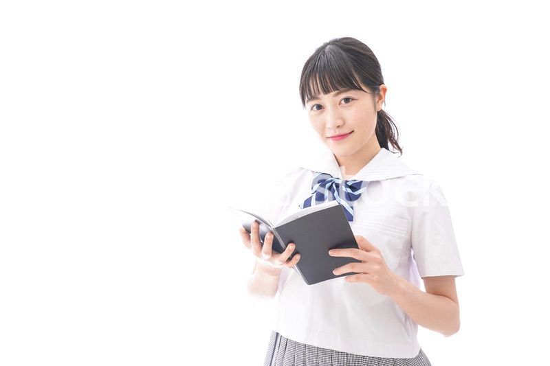 英単語の勉強をする学生