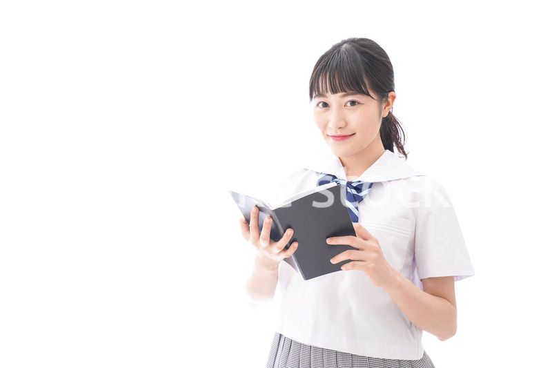 英単語の勉強をする学生