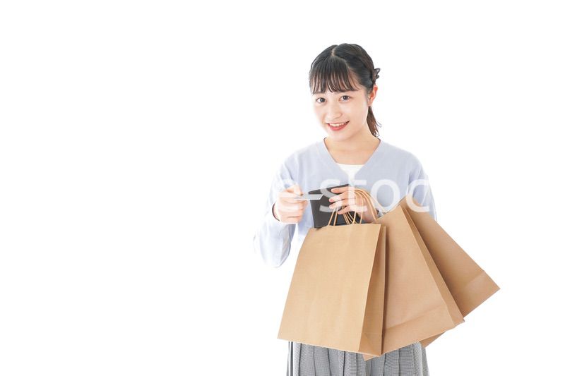 ショッピングを楽しむ若い女性