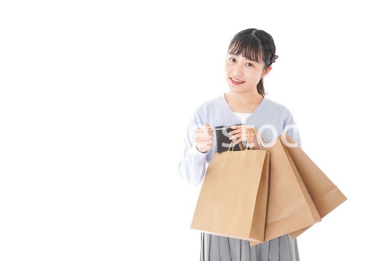 ショッピングを楽しむ若い女性