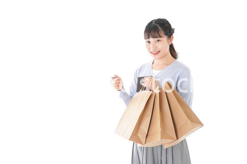 ショッピングを楽しむ若い女性