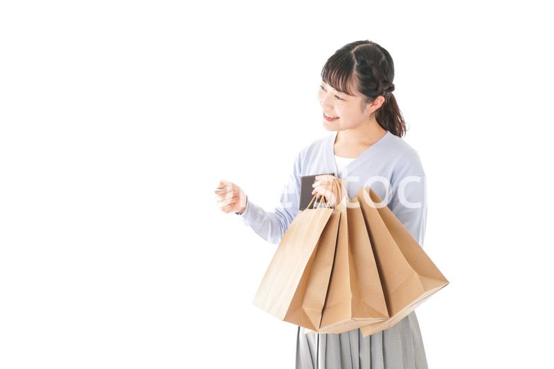 QRコード決済をする若い女性