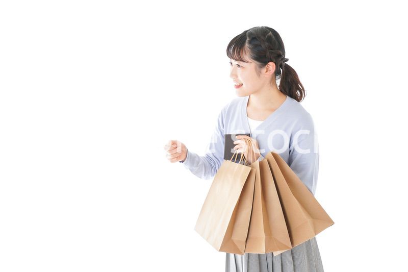 ショッピングを楽しむ若い女性