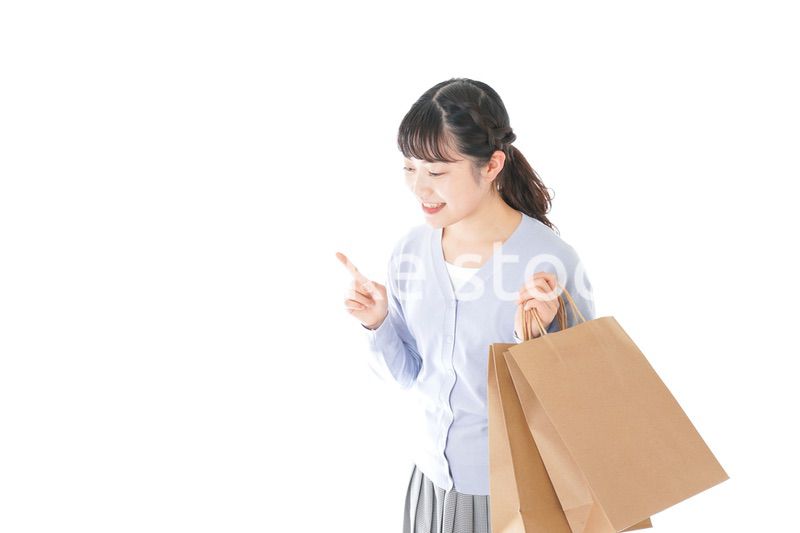 ショッピングを楽しむ若い女性