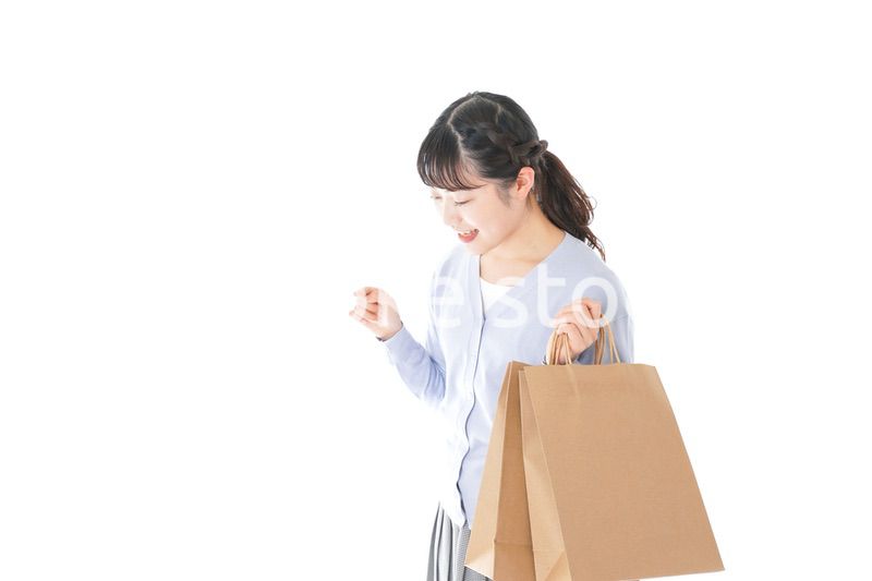 ショッピングを楽しむ若い女性