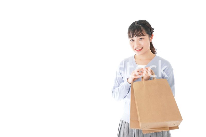 ショッピングを楽しむ若い女性