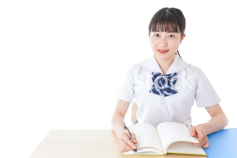 授業を受ける若い女子学生
