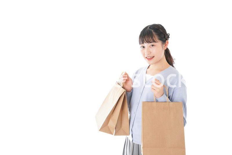 ショッピングを楽しむ若い女性