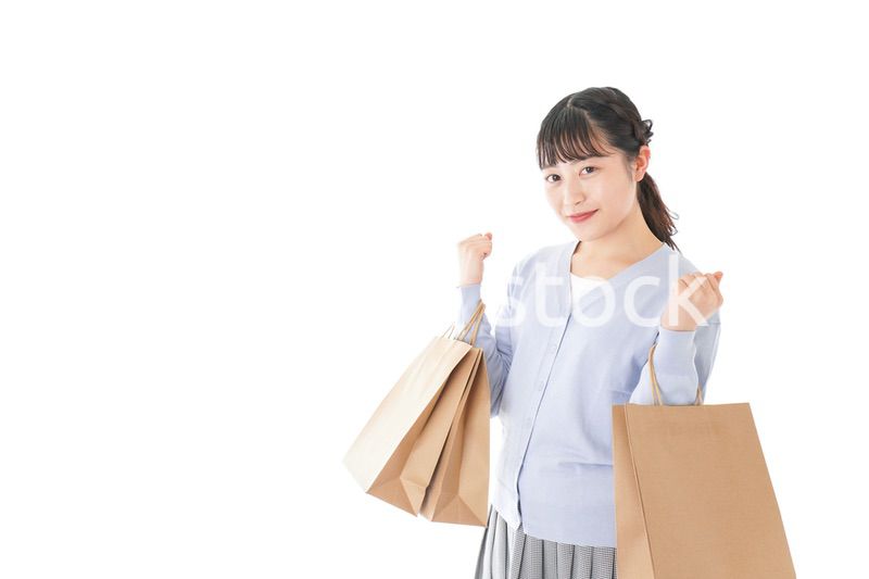 ショッピングを楽しむ若い女性