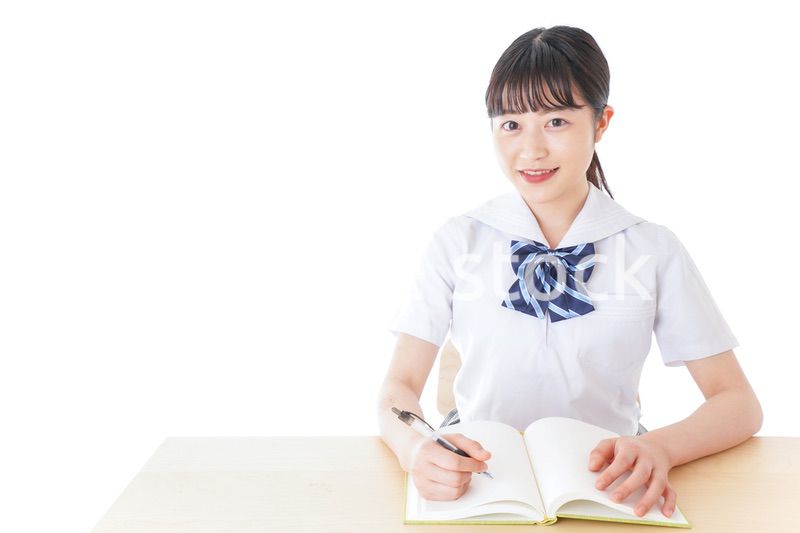 授業を受ける若い女子学生