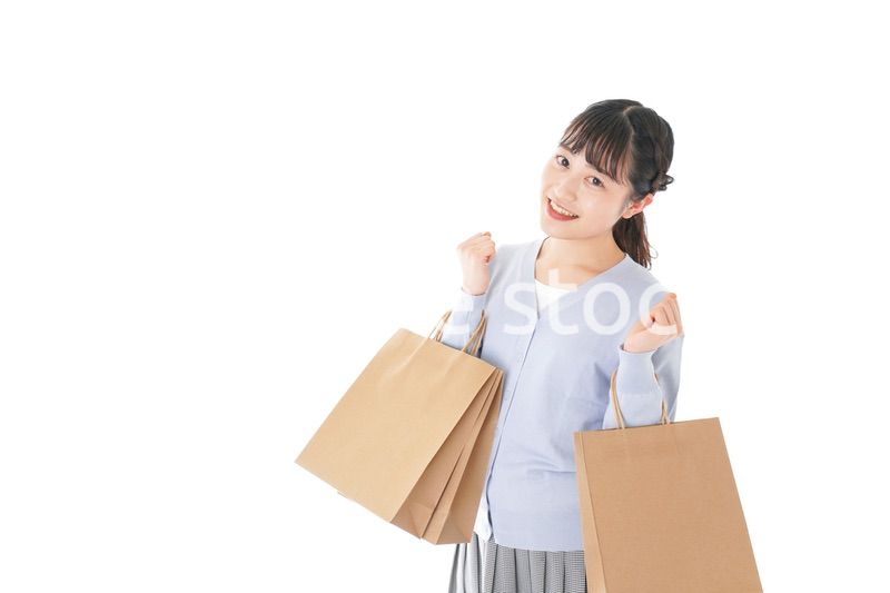 ショッピングを楽しむ若い女性