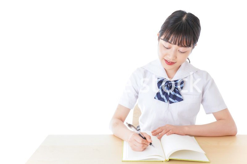 授業を受ける若い女子学生