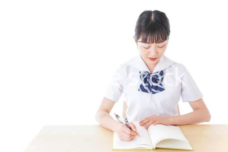 授業を受ける若い女子学生