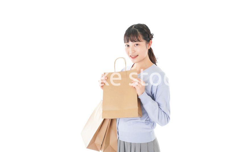 ショッピングを楽しむ若い女性