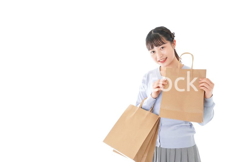 ショッピングを楽しむ若い女性