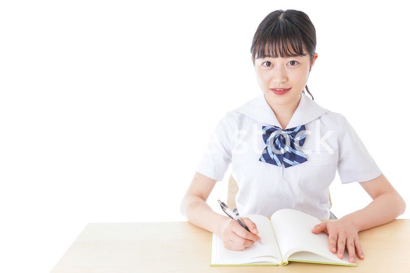 授業を受ける若い女子学生