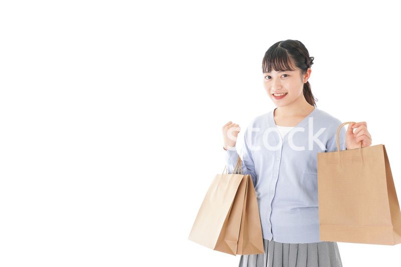 ショッピングを楽しむ若い女性