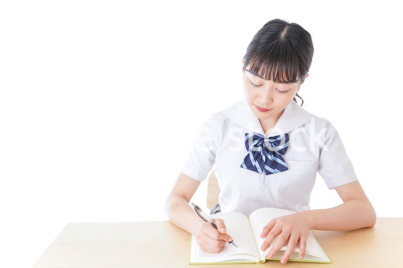 授業を受ける若い女子学生