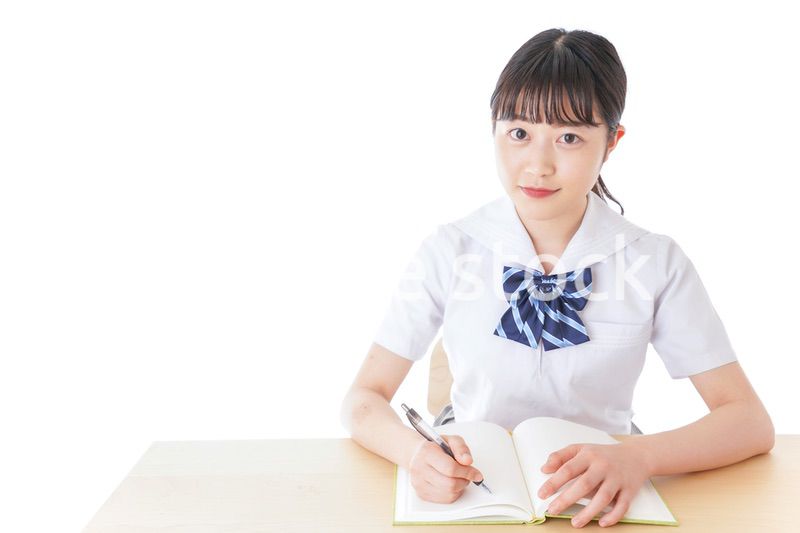 授業を受ける若い女子学生
