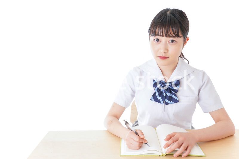 授業を受ける若い女子学生