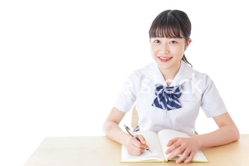 授業を受ける若い女子学生