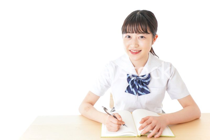 笑顔の若い制服姿の女子学生