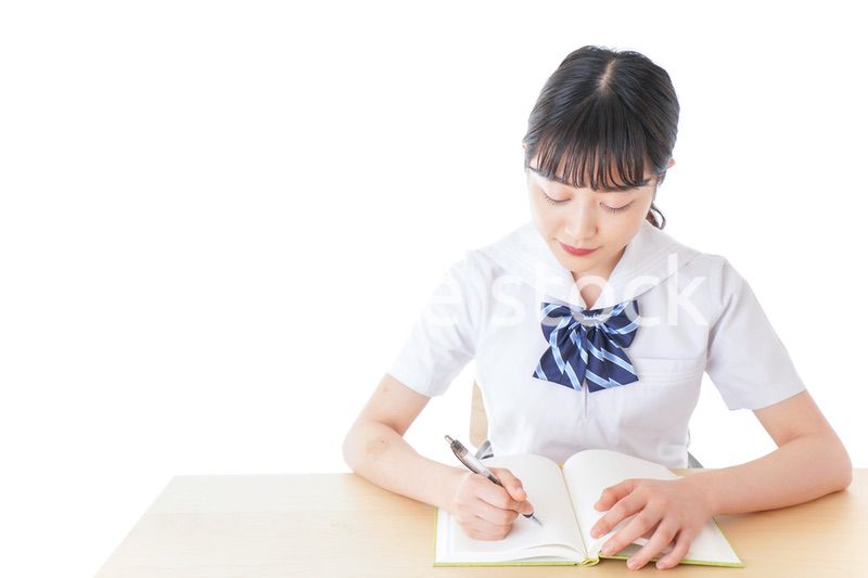 授業を受ける若い女子学生