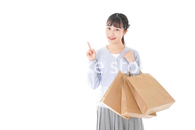 ショッピングを楽しむ若い女性