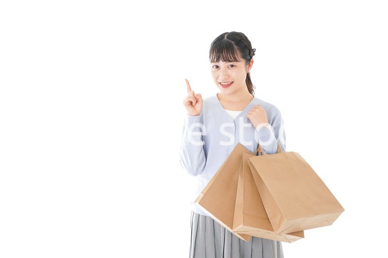 ショッピングを楽しむ若い女性