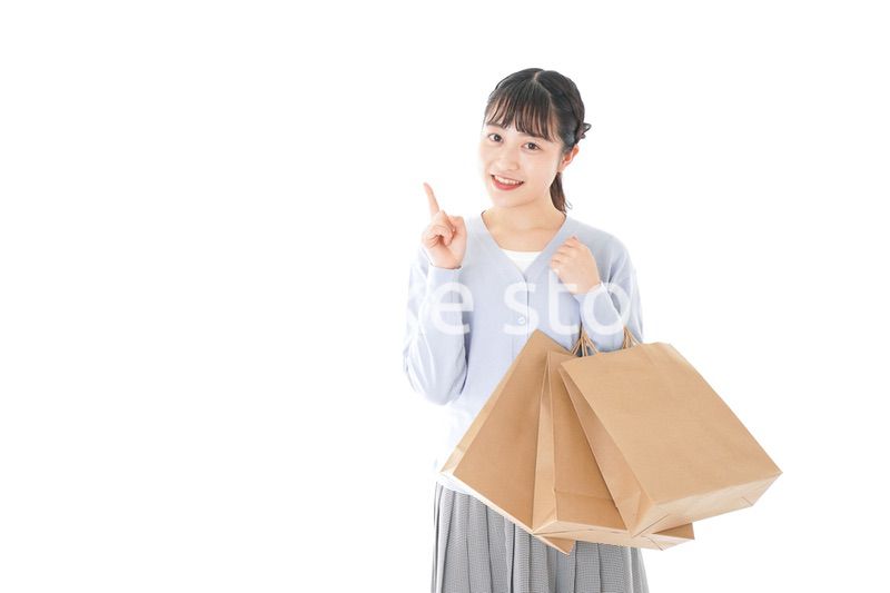 ショッピングを楽しむ若い女性