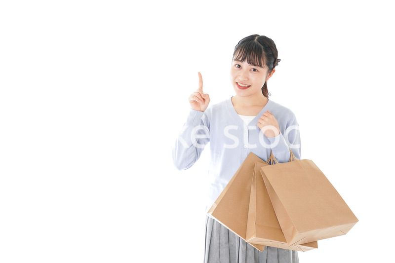 ショッピングを楽しむ若い女性